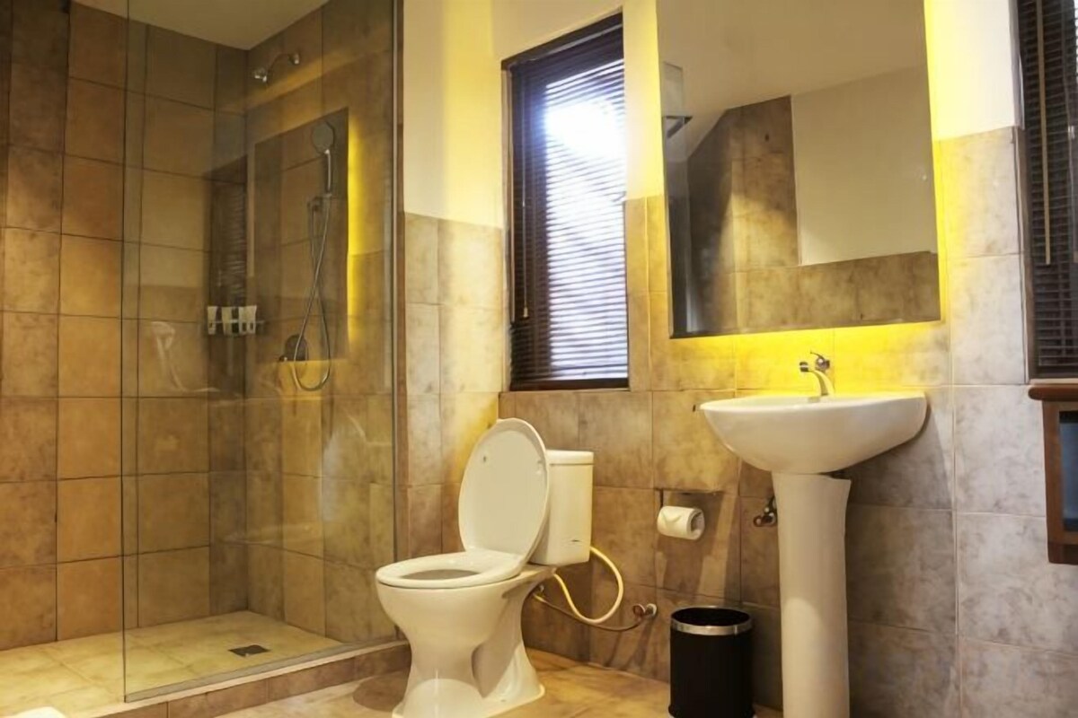 Bañera con ducha, artículos de tocador gratuitos, secador de pelo