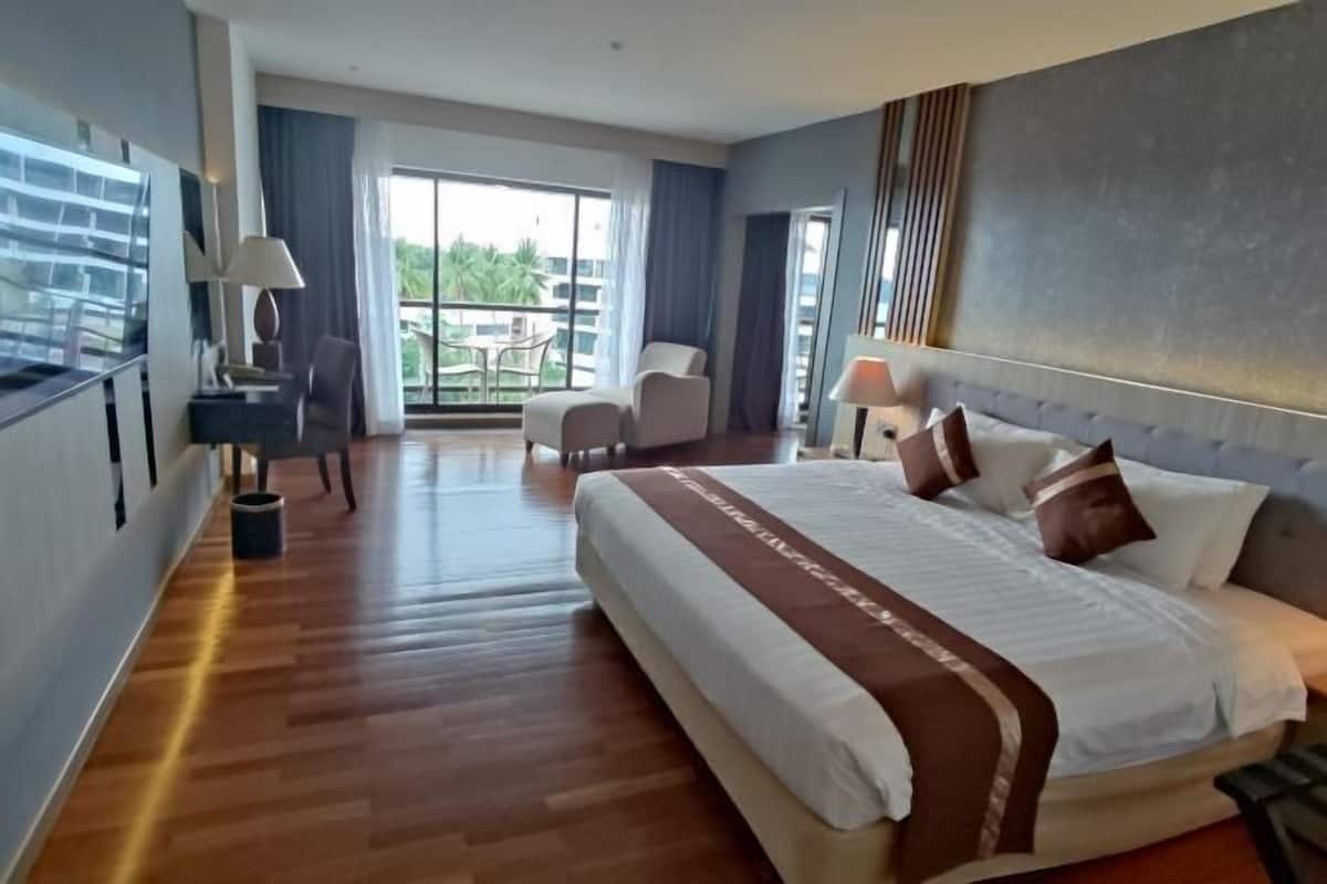 Premium bedding, minibar, in-room safe, desk
