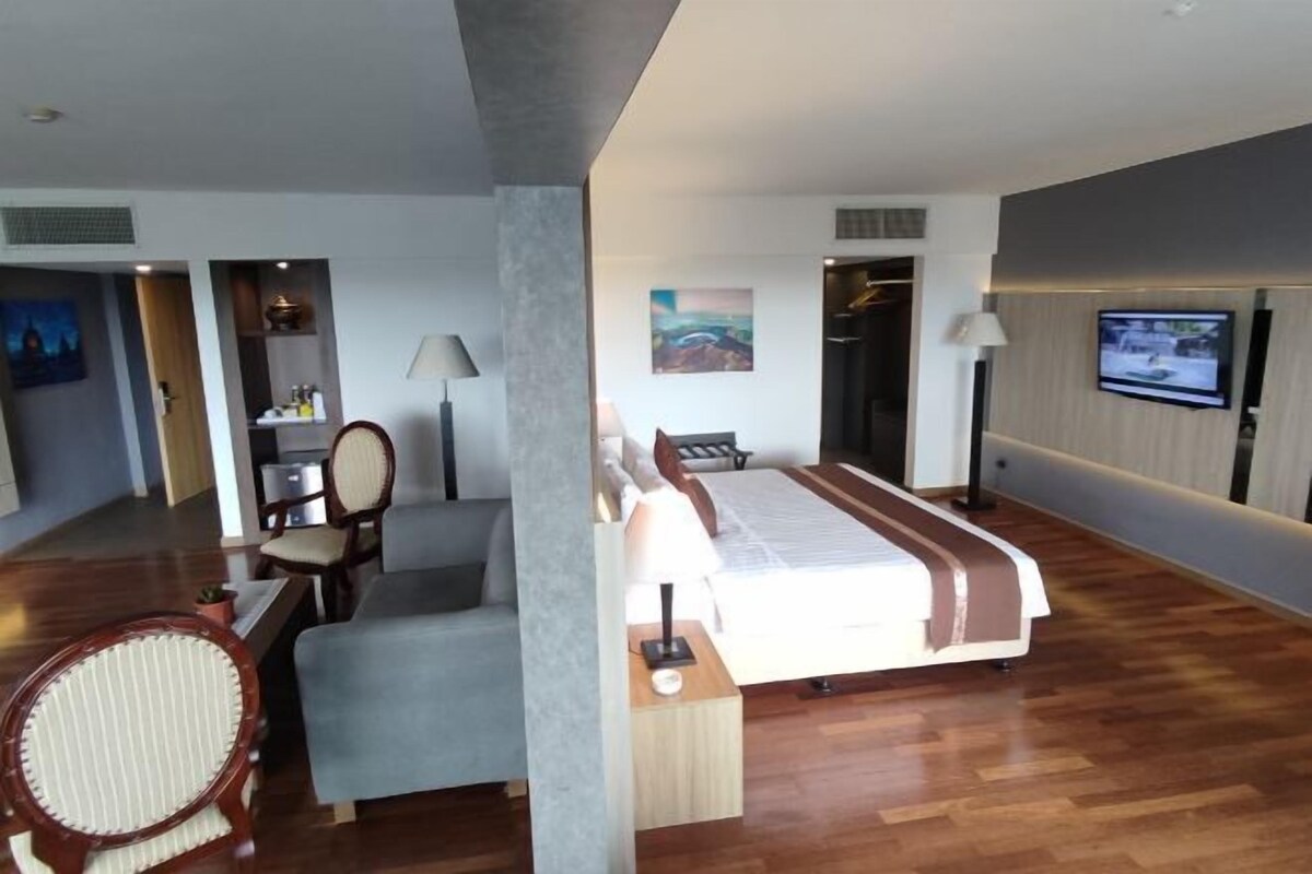 Premium bedding, minibar, in-room safe, desk