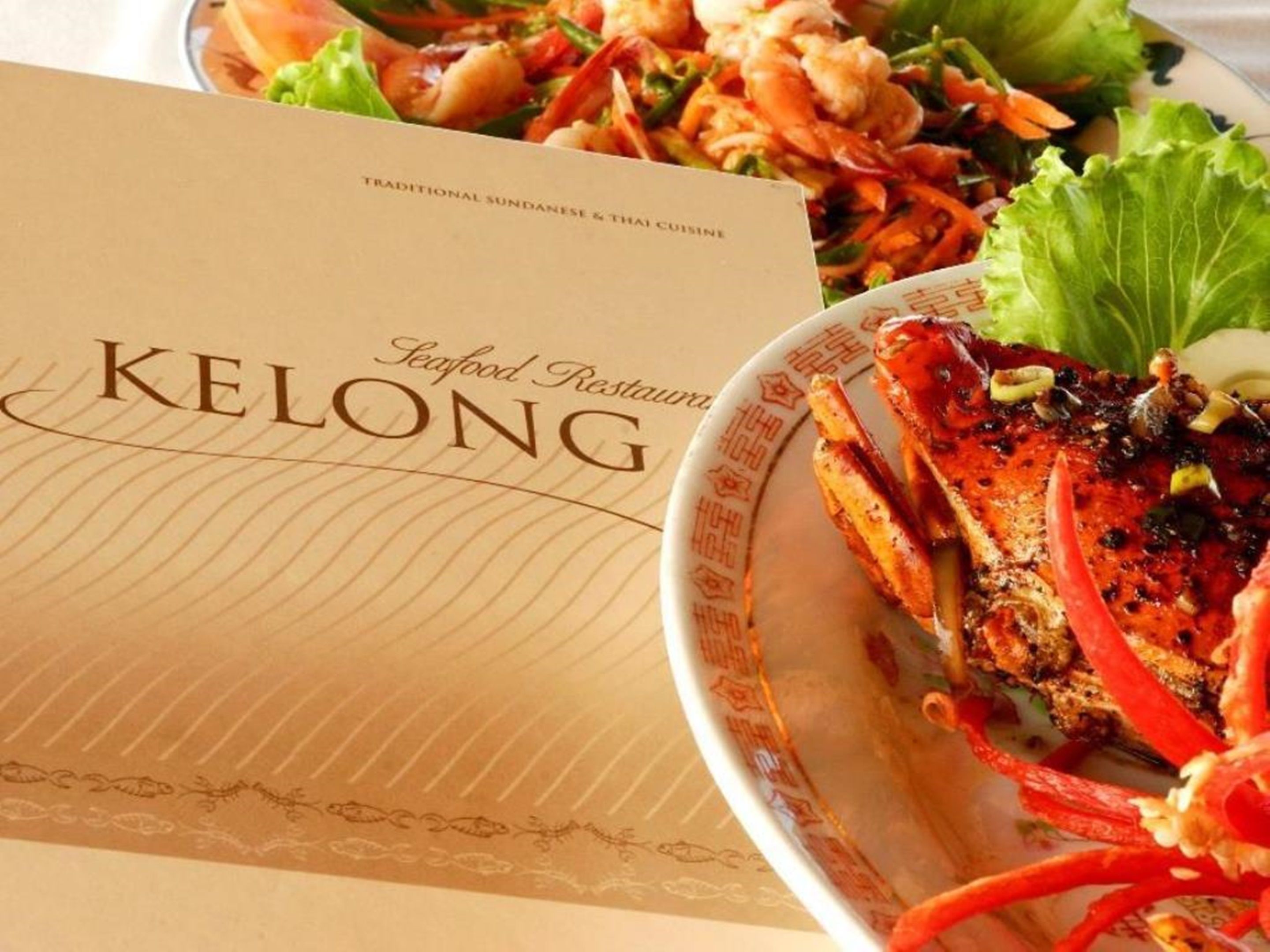 Un menú titulado "Cocina Sundanesa y Tailandesa Tradicional" del restaurante "KELONG Seafood Restaurant".