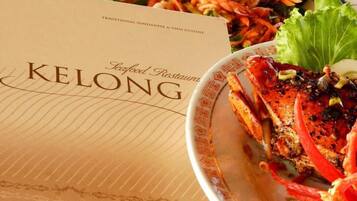 Un menú titulado "Cocina Sundanesa y Tailandesa Tradicional" del restaurante "KELONG Seafood Restaurant".