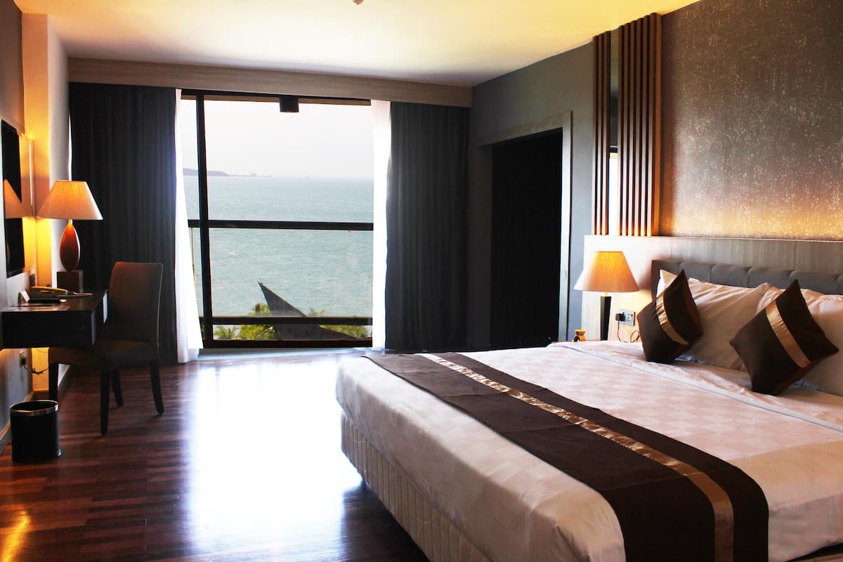 Premium bedding, minibar, in-room safe, desk