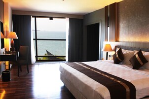 Ropa de cama de alta calidad, minibar, caja fuerte y escritorio