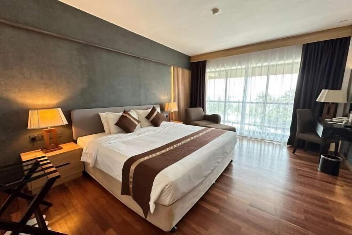 Premium bedding, minibar, in-room safe, desk