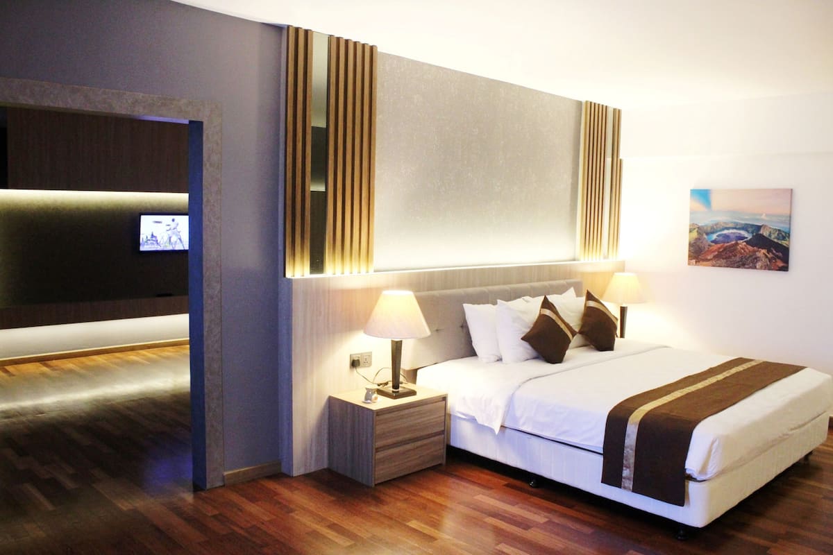 Executive-Suite, 1 King-Bett, Balkon, Poolblick | Hochwertige Bettwaren, Minibar, Zimmersafe, Schreibtisch