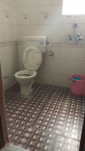Shower, free toiletries, slippers, towels - Hotel Ganga Kripa (Jaipur)