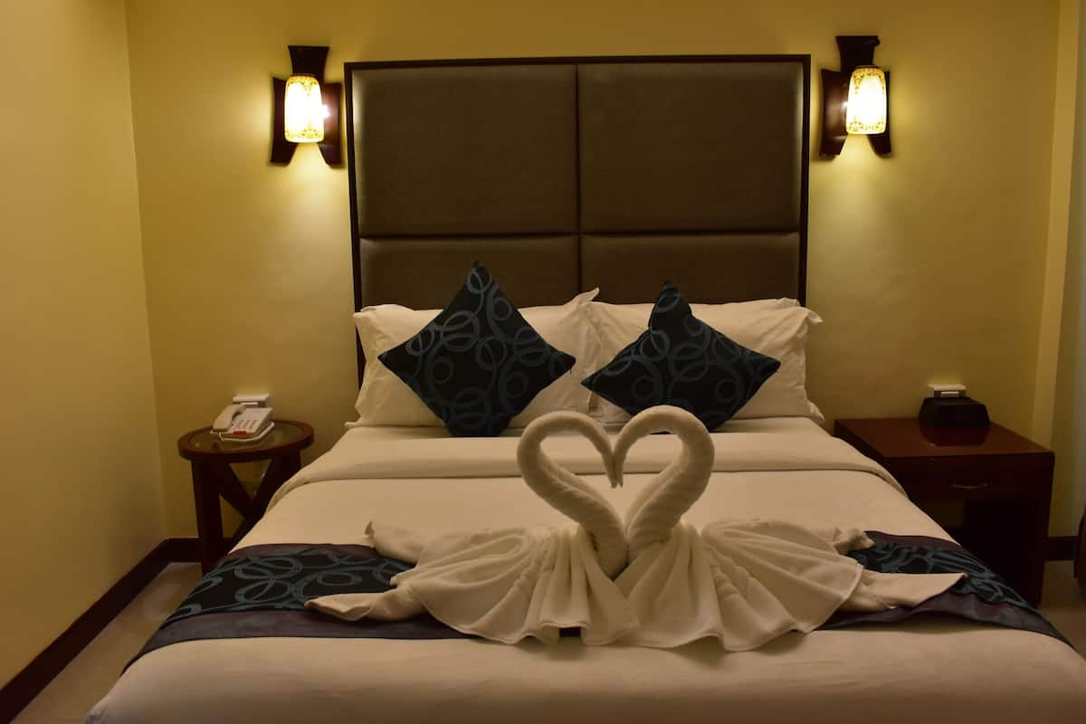 Deluxe Room Queen | Minibar, in-room safe, individually furnished, desk