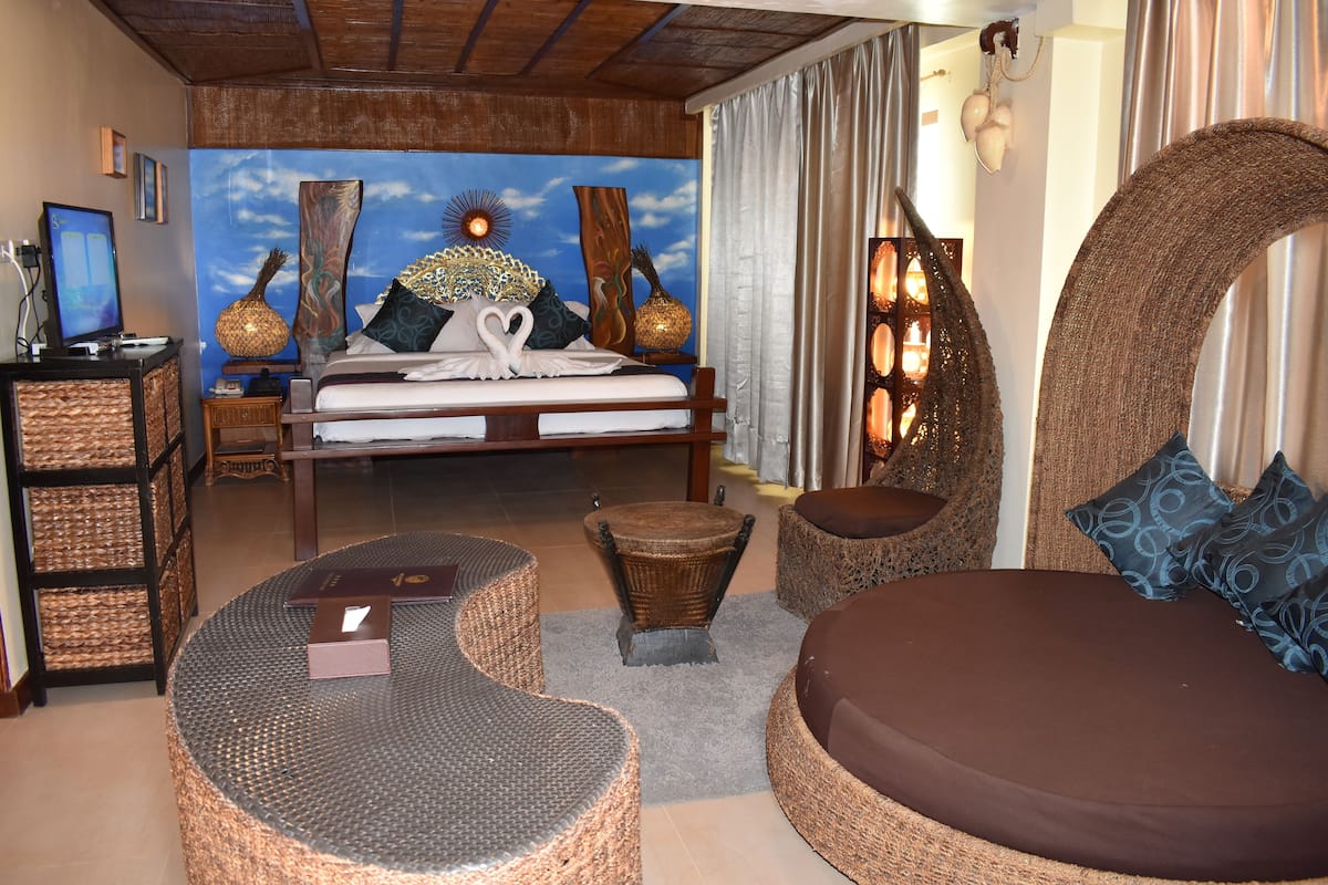 Coral Garden Suite | Minibar, in-room safe, individually furnished, desk