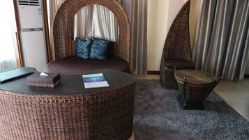 Coral Garden Suites, Ocean View | Minibar, in-room safe, individually furnished, desk