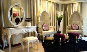 Yapak Suites, Ocean View | Área de sala de estar | Televisión LCD y estación para iPod 