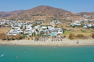 En la playa, sillas reclinables de playa, sombrillas