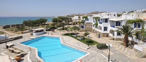 สระว่ายน้ำกลางแจ้ง เปิด 9:30 น. ถึง 15:30 น., เก้าอี้อาบแดดริมสระ