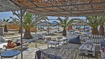 Sur la plage, chaise longue, parasol
