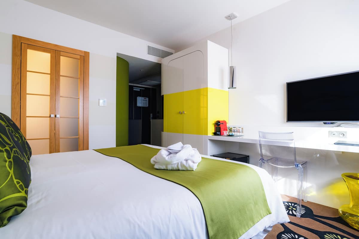 Chambre supĂ©rieure, 1 trĂšs grand lit | Coffre-fort pour ordinateur portable, bureau, rideaux dâobscurcissement