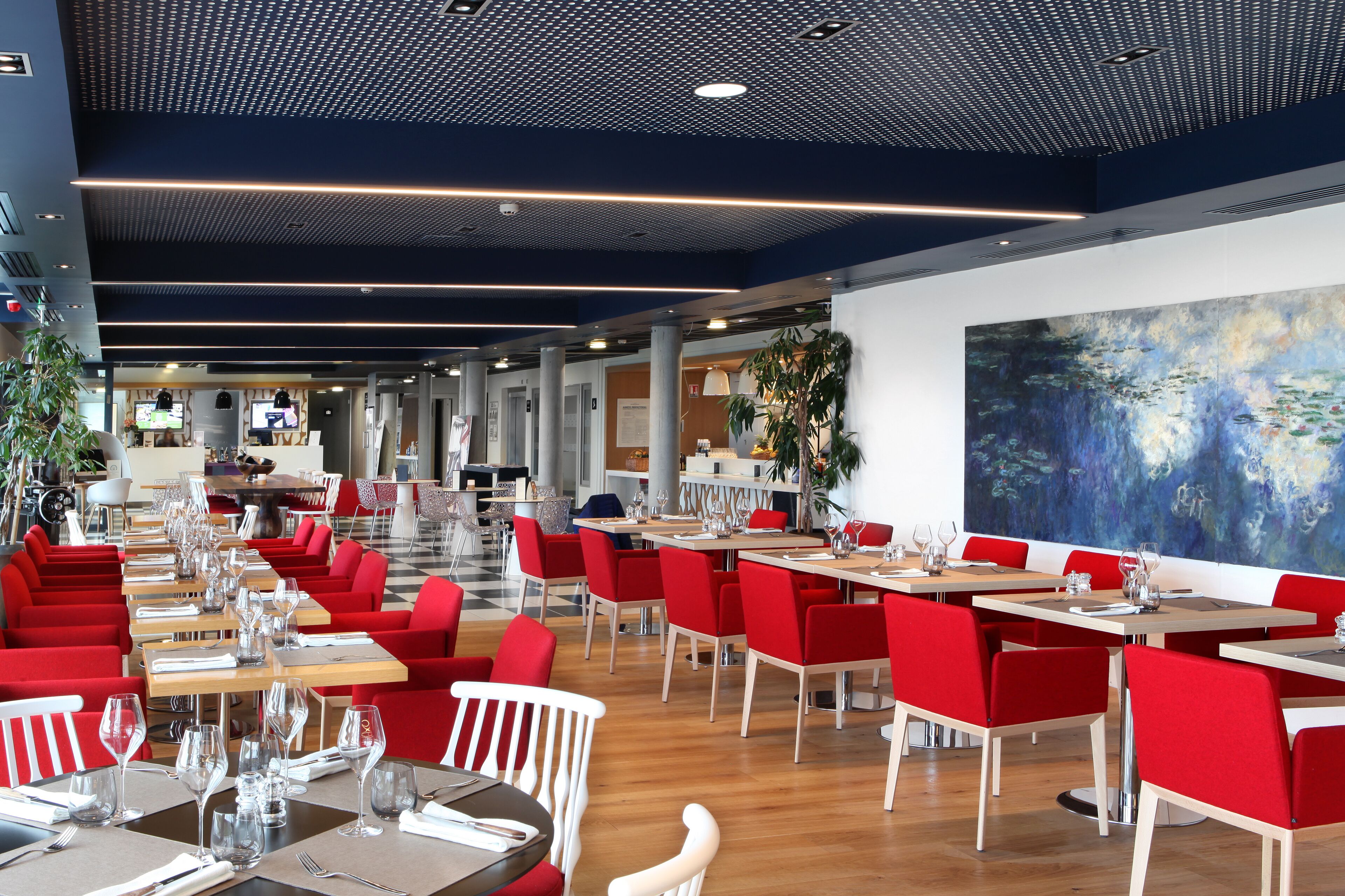 Petit déjeuner et déjeuner servis sur place, spécialités Cuisine locale