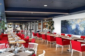 S'hi serveixen esmorzars, dinars, sopars i plats de cuina local 