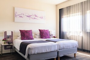 Standaard kamer, 2 eenpersoonsbedden, niet-roken | Een kluis op de kamer, een bureau, verduisterende gordijnen