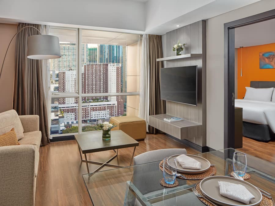 Fort Suite | Living area | 32-inch TV with premium channels, iPod dock