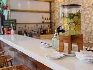 Petit déjeuner, déjeuner et dîner servis sur place