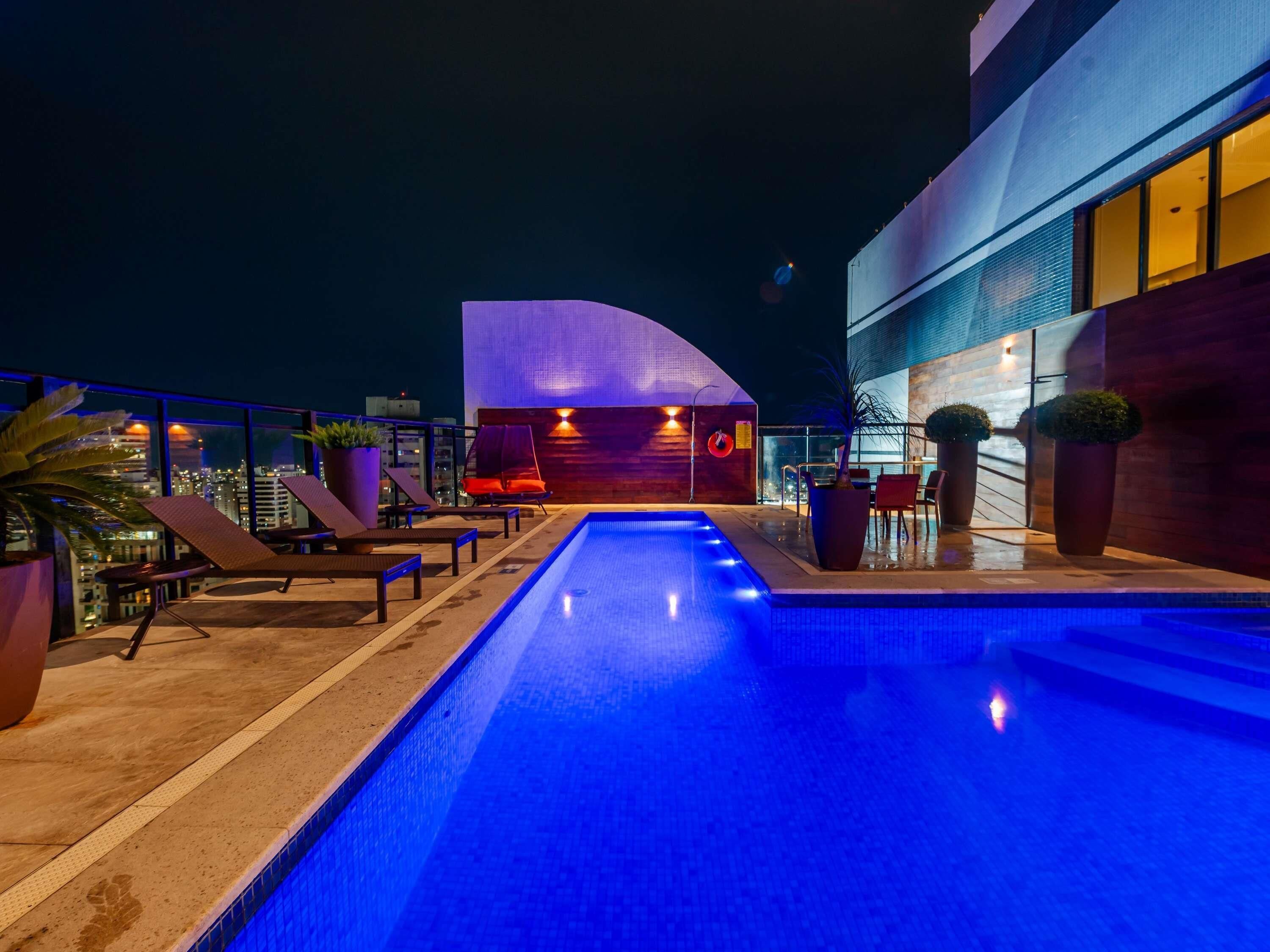 Una piscina techada, sillones reclinables de piscina