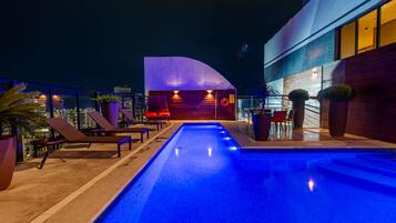 Una piscina techada, sillones reclinables de piscina
