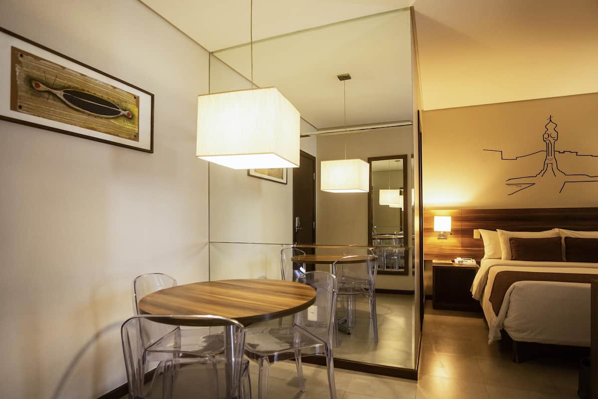 Minibar, escritorio, wifi gratis y ropa de cama