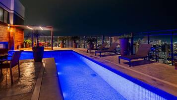 Piscine couverte, accÚs possible de 10 h 00 à 22 h 00, chaises longues