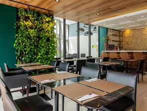 Breakfast, lunch, dinner served; Brazilian cuisine  - Mercure Belém Boulevard (Belém)