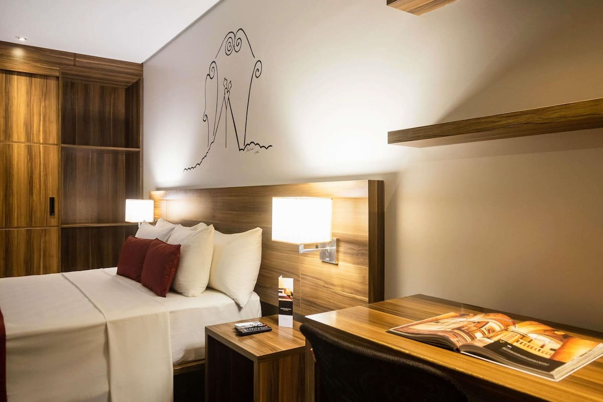 Standardlejlighed - 1 queensize-seng | Minibar, skrivebord, gratis Wi-Fi, sengetøj