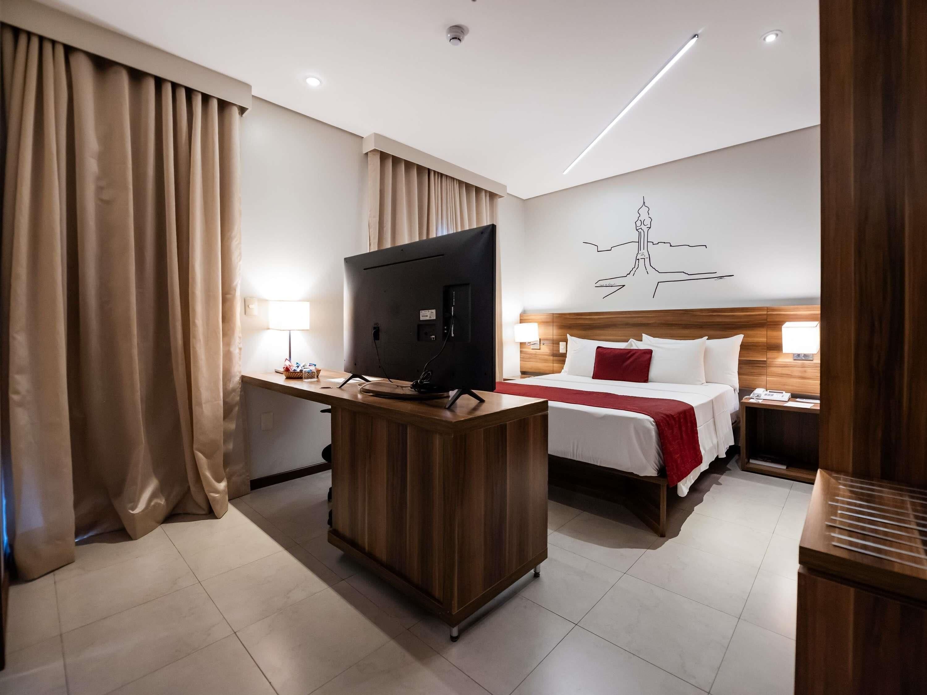 Apartamento standard, 1 cama Queen | Frigobar, escrivaninha, Wi-Fi de cortesia, roupa de cama