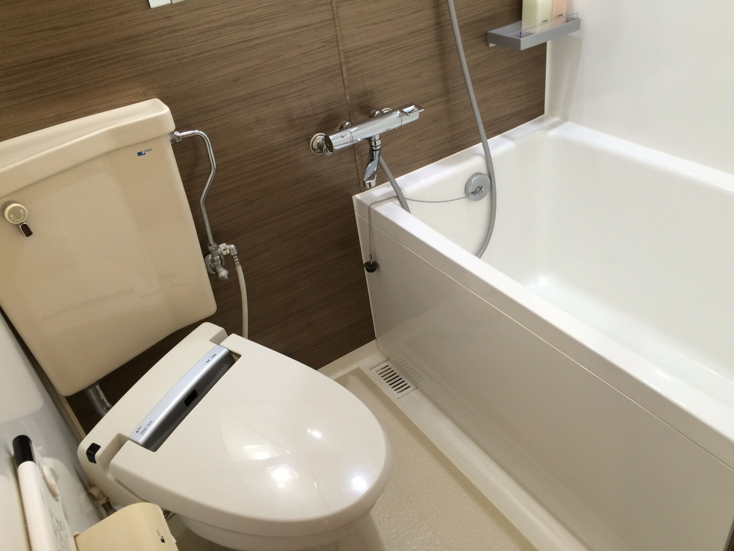 Un baño moderno con inodoro, bañera y ducha.
