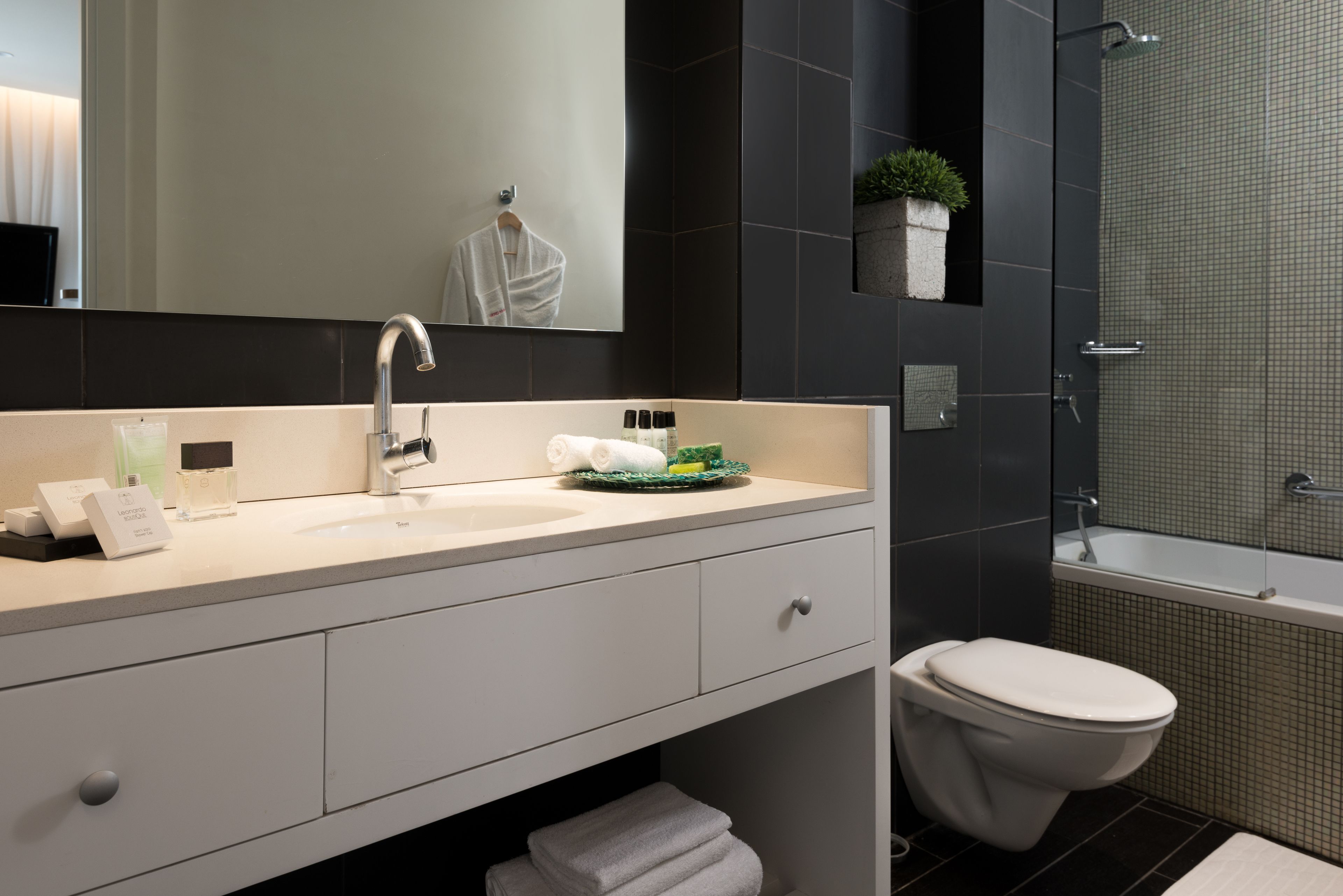 superior room | bathroom | combined shower/bathtub, deep-soaking bathtub, free toiletries