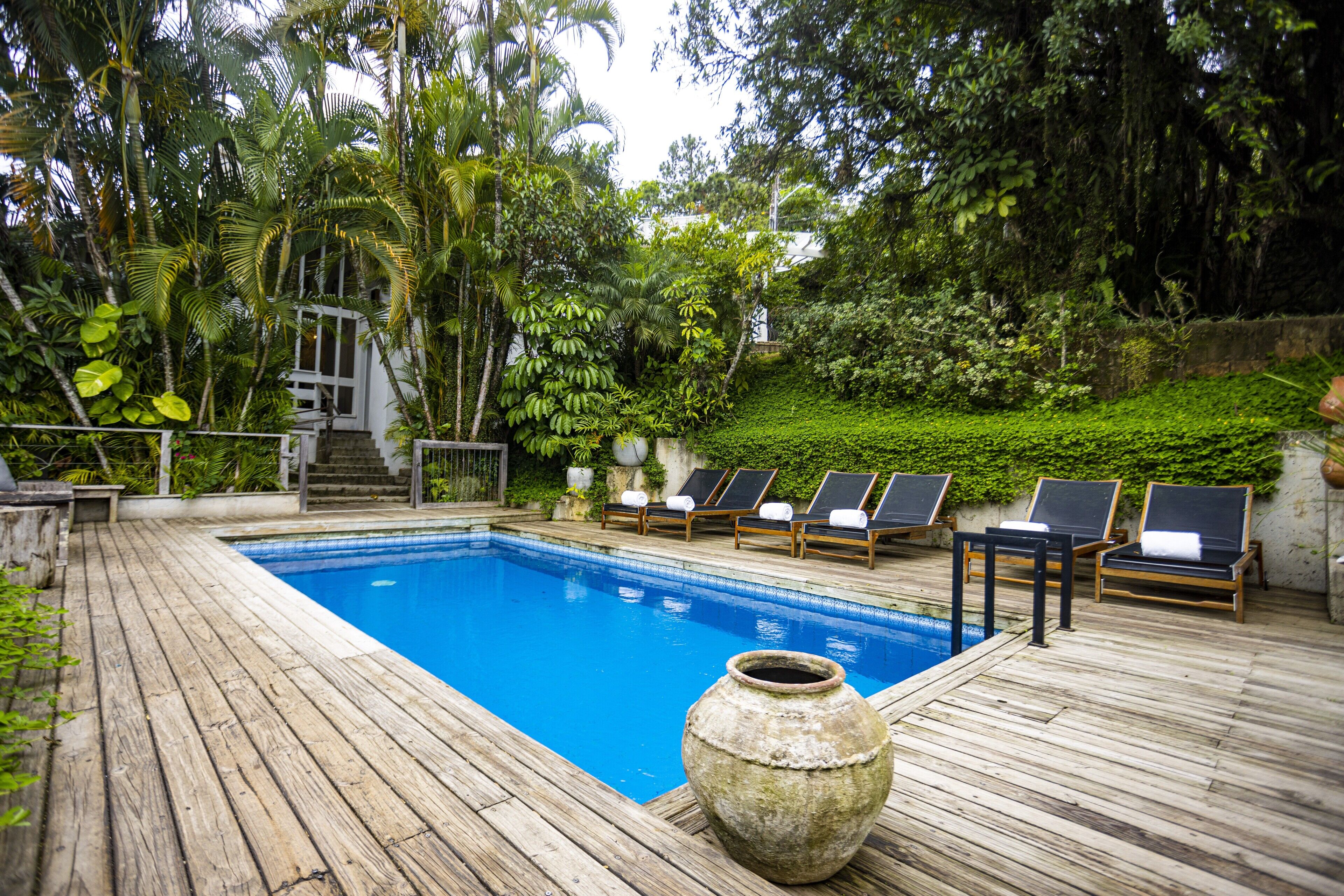 Außenpool, Sonnenschirme, Liegestühle