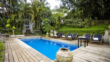 Außenpool, Sonnenschirme, Liegestühle