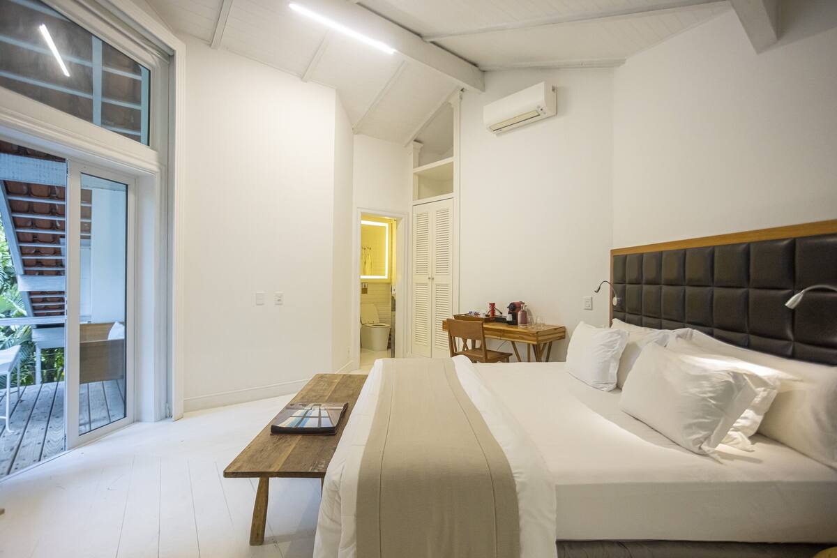 Suite Design 5 | 埃及棉床單、高級寢具、迷你吧、房內夾萬
