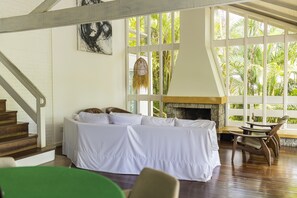 Televisión LED, chimenea, películas con cargo