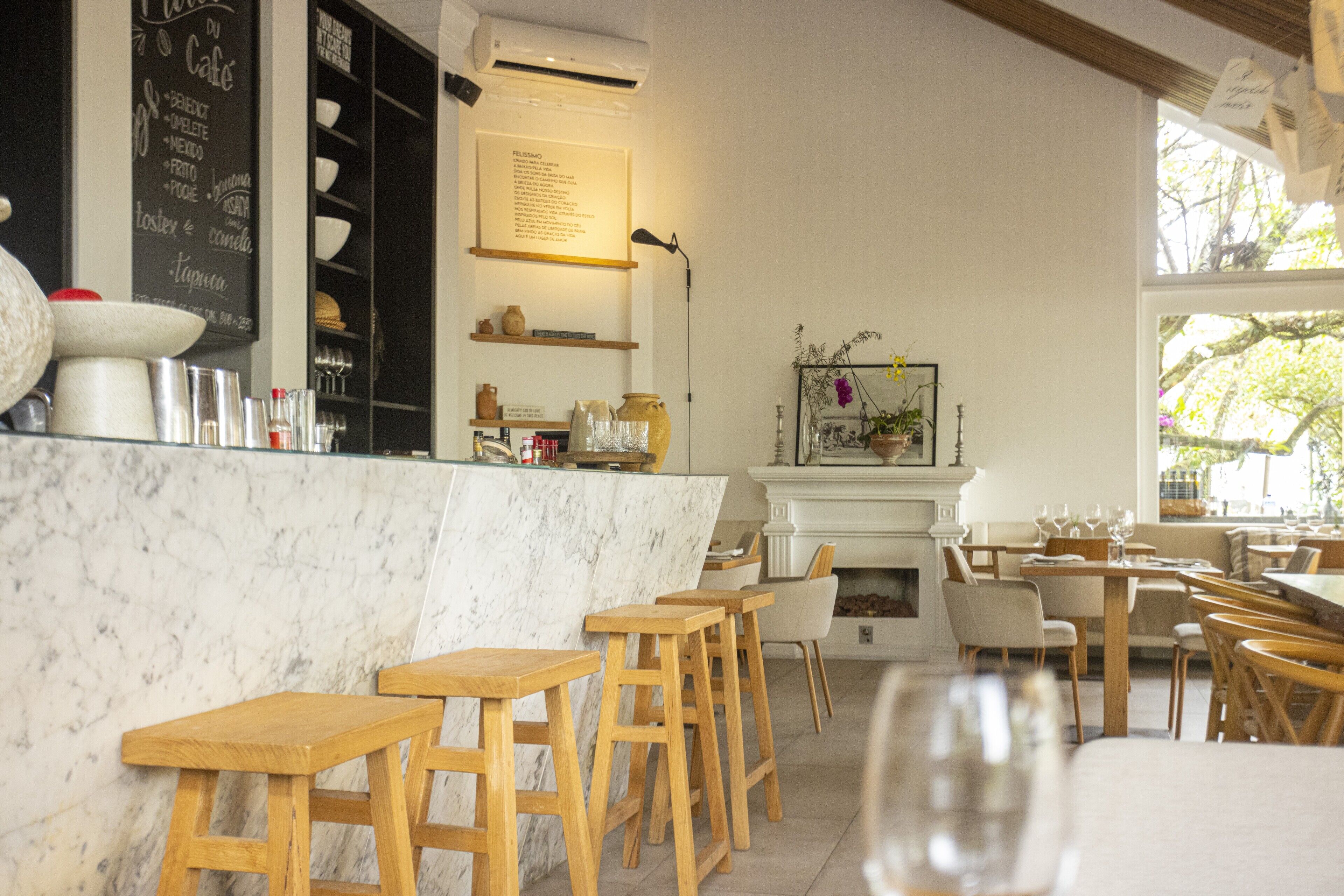 breakfast served, international cuisine, al fresco dining