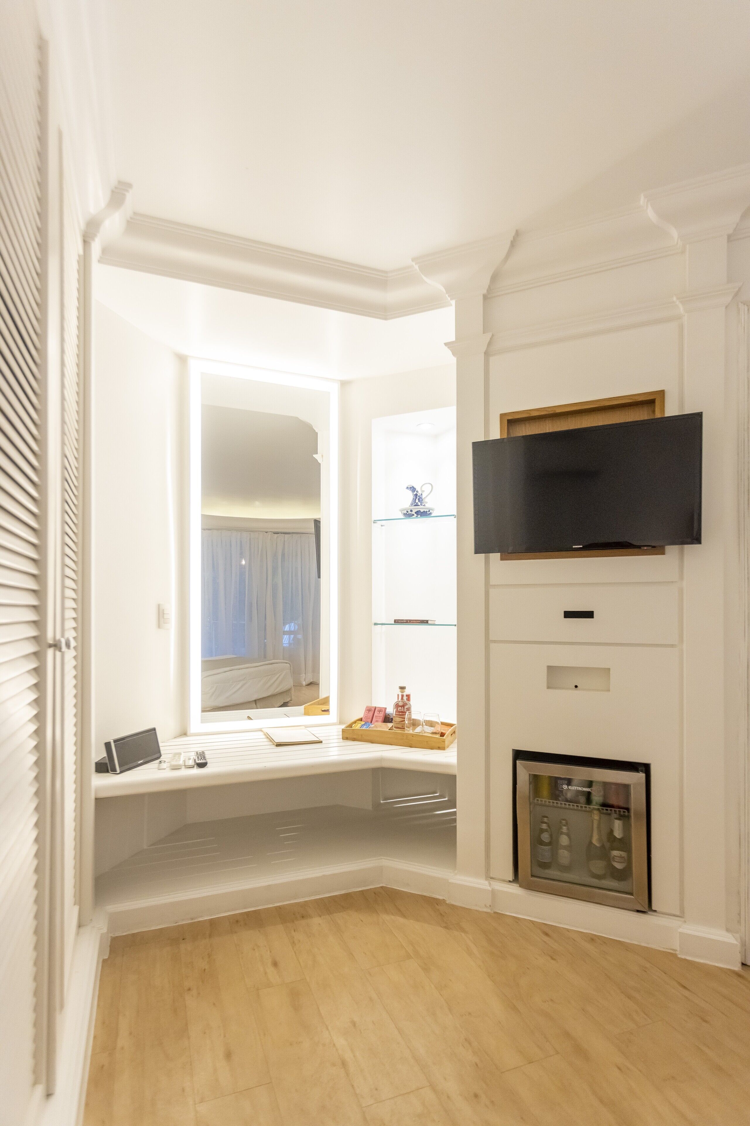 superior suite, 1 queen bed, hot tub | 1 bedroom, egyptian cotton sheets, premium bedding, minibar