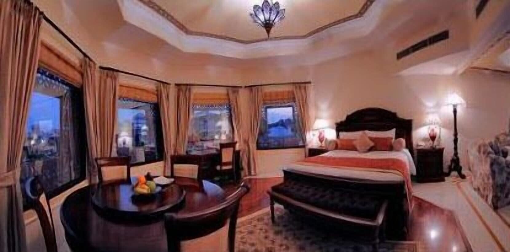 Minibar, safe på rommet, skrivebord og strykejern/-brett