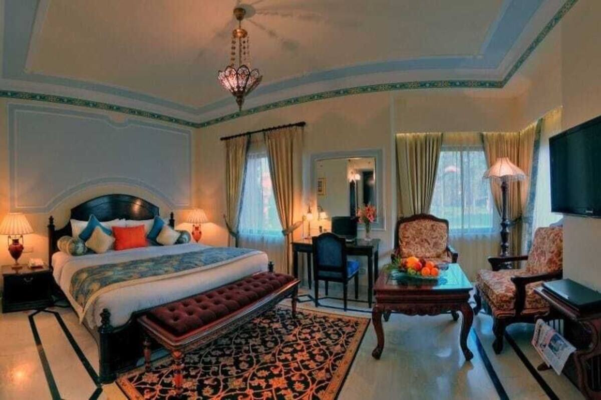 ميني بار وخزنة داخل الغرفة ومكتب ومكواة/لوح كي