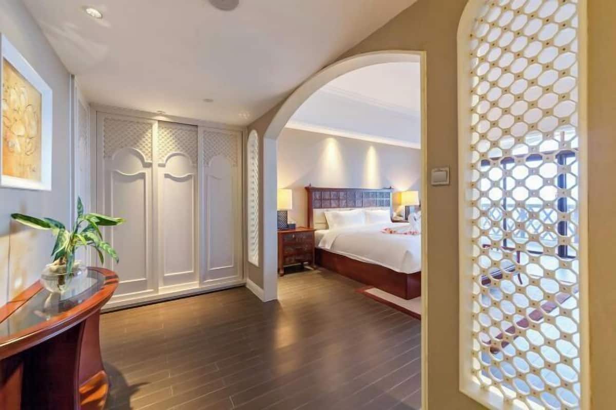 Cribs/infant beds, alarm clocks