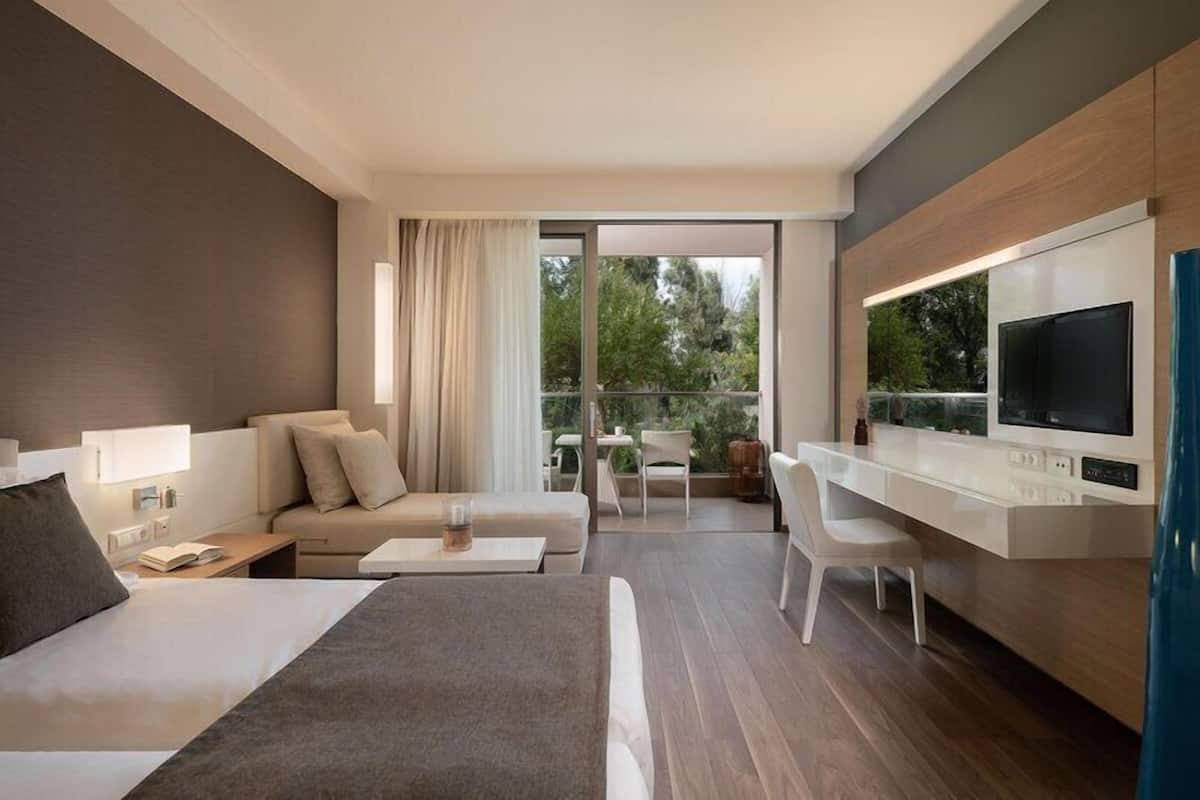 Deluxe Room | Egyptian cotton sheets, premium bedding, pillowtop beds, minibar