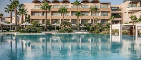 Innenpool, 4 Außenpools, Sonnenschirme, Liegestühle