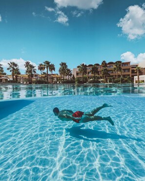 Innenpool, 4 Außenpools, Sonnenschirme, Liegestühle