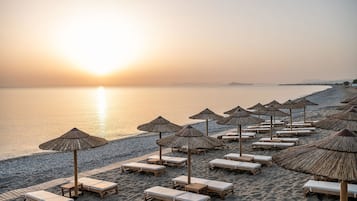 Sulla spiaggia, lettini da mare, ombrelloni, teli da spiaggia