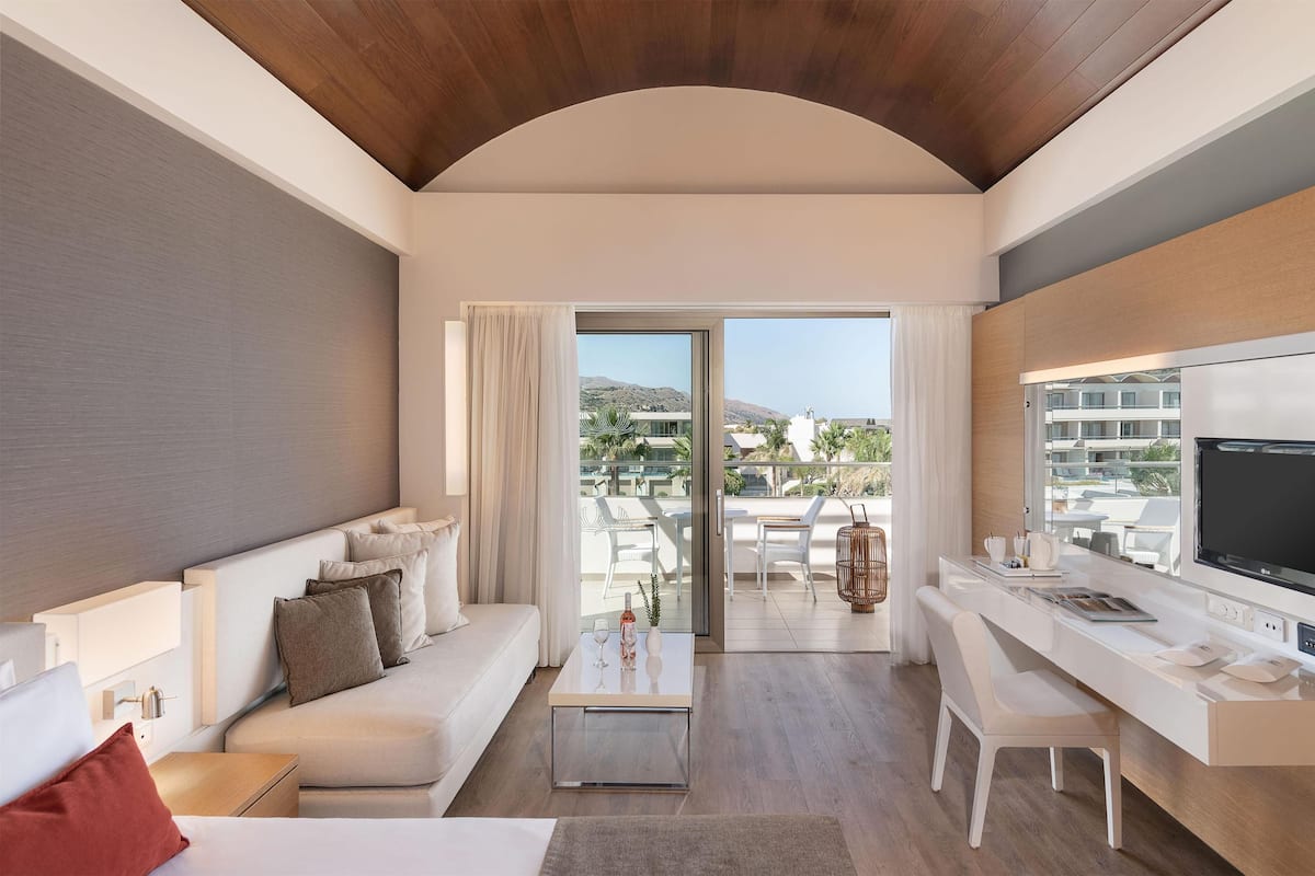 Junior Suite, 2 Bedrooms | 1 bedroom, Egyptian cotton sheets, premium bedding, pillowtop beds