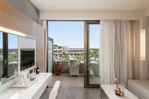 Habitación familiar, vistas a la piscina | Zona de estar | Juguetes