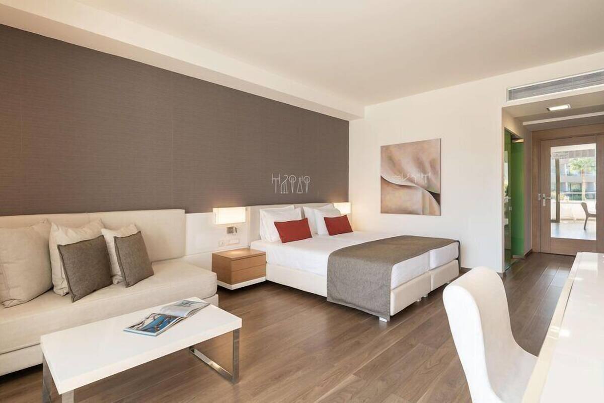 Deluxe Room, Pool View | Egyptian cotton sheets, premium bedding, pillowtop beds, minibar