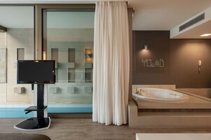 Executive Suite, Private Pool, Pool View | Egyptian cotton sheets, premium bedding, pillowtop beds, minibar