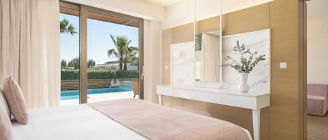 Una habitación de hotel moderna con una cama grande, un baño con encimera de mármol y vistas a una piscina.